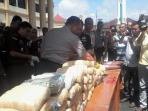 pemusnahan-54-kilogram-ganja-kering-asal-aceh_20161115_234102.jpg<pf>pemusnahan-54-kilogram-ganja-kering-asal-aceh_20161115_234330.jpg<pf>pemusnahan-54-kilogram-ganja-kering-asal-aceh_20161115_234417.jpg<pf>pemusnahan-54-kilogram-ganja-kering-asal-aceh_20161115_234509.jpg