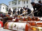 pemusnahan-barang-sitaan-bea-cukai-makassar_20150523_201827.jpg