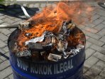 pemusnahan-bb-rokok-tanpa-pita-cukai-di-sidoarjo_20160826_101451.jpg