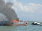 pemusnahan-kapal-pelaku-ilegal-fishing-dengan-cara-dibakar.jpg