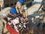 pemusnahan-ratusan-botol-miras-di-aceh_20160308_053702.jpg