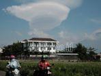 penampakan-gulungan-awan-unik-di-gunung-arjuno.jpg