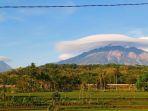 penampakan-gunung-merbabu-bercaping-kamis-3102019.jpg