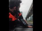 penampakan-petugas-dishub-nemplok-di-kap-mobil-viral.jpg