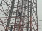 penampakan-pria-yang-nekat-memanjat-tower-seluler.jpg