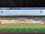 penampakan-rumput-stadion-manahan-saat-siang-hari.jpg
