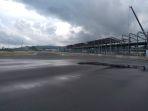 penampakan-turn-1-di-sirkuit-mandalika-yang-masih-tergenang-air-setelah-diguyur-hujan.jpg