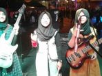 Tiga Personil Band Musik Rock Ini Hebohkan Penonton, Penampilannya Bikin Kaget Sekaligus Kagum