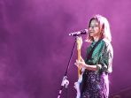 penampilan-eva-celia-meriahkan-pesta-rakyat-hut-ke-74-jatim_20191013_232234.jpg