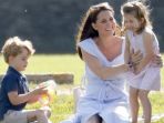 penampilan-kate-middleton-dengan-summer-dress-murah-jadi-sorotan-di-acara-amal-kerajaan-inggris_20180611_095146.jpg