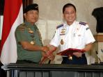 penandatanganan-mou-jenderal-moeldoko-dan-ignasius-jonan_20150221_091409.jpg
