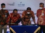 penandatanganan-pks-penyaluran-kredit-umkm-channeling-bank-bjb-d_20220225_091152.jpg