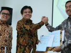 penandatanganan-serah-terima-bandara-banyuwangi_20171222_135304.jpg