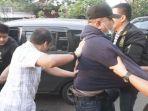penangkapan-mantan-ketua-dprd-surabaya-wishnu-wardhana-mobil-kejar-kejaran.jpg