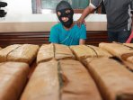penangkapan-pengedar-ganja-dan-barang-bukti_20151201_163321.jpg