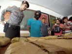 penangkapan-pengedar-ganja-dan-barang-bukti_20151201_163452.jpg