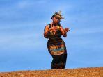penari-tari-likurai-di-bukit-fulan-fehan.jpg
