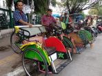 penarik-becak-di-stasiun_20180116_214646.jpg