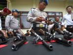 penarikan-senpi-milik-anggota-polri-di-malang_20151209_042015.jpg