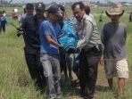 pencari-kerang-yang-tewas-tenggelam-dievakuasi-warga_20170514_212311.jpg