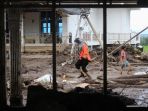 pencarian-korban-banjir-bandang-di-sumatera-barat_20240514_104417.jpg