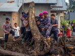 pencarian-korban-banjir-bandang-di-sumatera-barat_20240514_174841.jpg