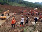 pencarian-korban-longsor-brebes-terus-dilakukan_20180228_191120.jpg