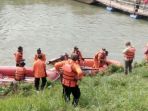 pencarian-korban-tenggelam-di-sungai-citarum_20171124_114026.jpg