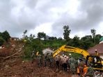 pencarian-korban-yang-tertimbun-tanah-longsor-di-sumedang_20210110_224231.jpg