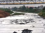 pencemaran-air-kali-di-bekasi_20180416_125048.jpg