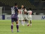 pencetak-gol-psm-makassar-m-arfan-dikerumuni-rekannya-saat-melawan-persita-tangerang.jpg