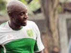 pencetak-gol-terbanyak-lsi-emmanuel-kenmogne_20141116_014052.jpg