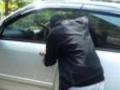 pencuri-buka-kaca-mobil.jpg