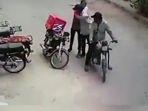 Terekam CCTV Pencuri Kembalikan Barang Curian hingga Peluk Korban yang Menangis