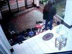 pencuri-sepatu-di-masjid.jpg