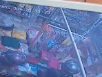 pencuri-terekam-cctv_20151012_205904.jpg