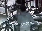 pencurian-motor-terekam-cctv-di-indekos-siwalankerto-surabaya-selasa-10112020-se.jpg