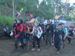 pendaki-gunung-bersihkan-sampah-gunung-ciremai-majalengka_20160807_184114.jpg