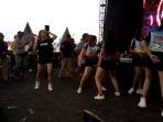 pendek-tengah-menari-saat-acara-garut-culture-fest.jpg
