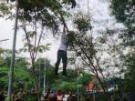 pendemo-bergelantungan_20151016_110156.jpg