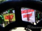 pendemo-menuntut-menteri-hukum-dan-ham-yasonna-laoly-untuk-mundur_20151226_163139.jpg