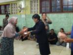 pendeta-ny-b-marasut-manuahe-memberikan-sejumlah-tanda-kasih-kepada-para-pengurus-masjid_20160618_221723.jpg