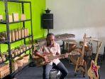 pendiri-virage-awie-adang-muhidin-sedang-memegang-gitar-buatan-virage-awie.jpg