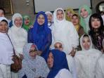 pendukung-agus-silvi-gelar-dzikir-bersama-jelang-penetapan_20161024_142212.jpg