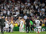 pendukung-bersorak-saat-para-pemain-eintracht-frankfurt.jpg