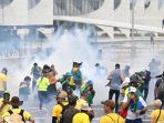 pendukung-bolsonaro-serang-ma-dan-kongres-brasil_20230109_140041.jpg