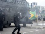 pendukung-bolsonaro-serang-ma-dan-kongres-brasil_20230109_151725.jpg