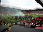 pendukung-memprotes-pemilik-manchester-united-dengan-masuk-old-trafford.jpg