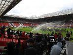 pendukung-memprotes-pemilik-manchester-united-di-dalam-old-trafford-jelang-lawan-liverpool.jpg