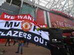 pendukung-memprotes-pemilik-manchester-united-di-luar-stadion-klub.jpg
